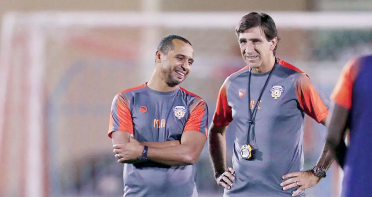 كوستاس مدرب الفيحاء خلال إشرافه على تحضيرات الفريق الأخيرة («الشرق الأوسط»)