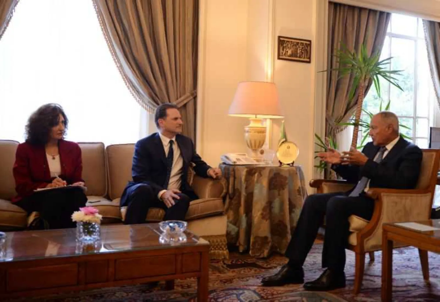 Arab League Secretary-General Ahmed Aboul Gheit (R) receives UNRWA Commissioner General Pierre Krahenbuhl (C) at the Arab League's headquarters in Cairo on September 10, 2018 (AFP Photo/MOHAMED EL-SHAHED)
