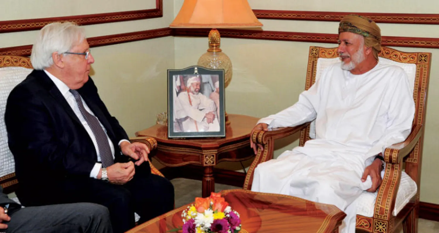 بن علوي خلال لقائه غريفيث أمس (وكالة الأنباء العمانية)