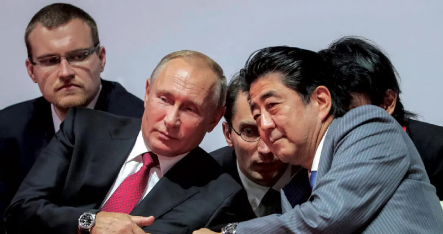 الرئيس الروسي فلاديمير بوتين (يسار) مع رئيس الوزراء الياباني شينزو آبي خلال المنتدى الاقتصادي الدولي في مدينة فلاديفوستوك (رويترز)