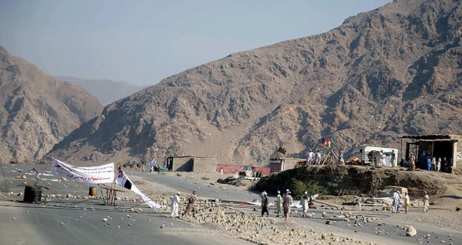 مكان تفجير انتحاري استهدف مظاهرة في ننجرهار أول من أمس وحصد عشرات القتلى (إ.ب.أ)