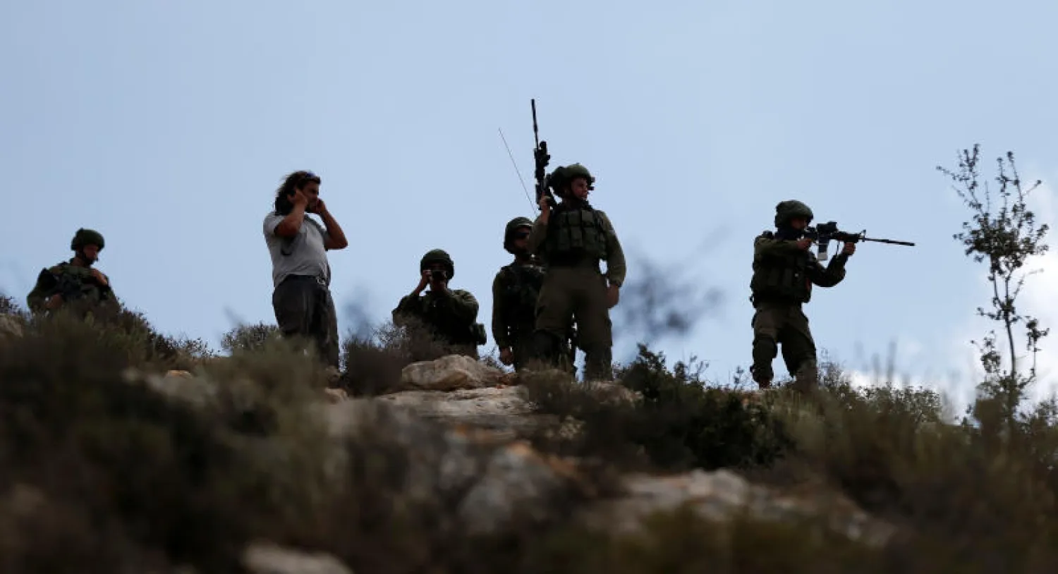 قوات إسرائيلية بالقرب من رام الله بالضفة الغربية (رويترز)