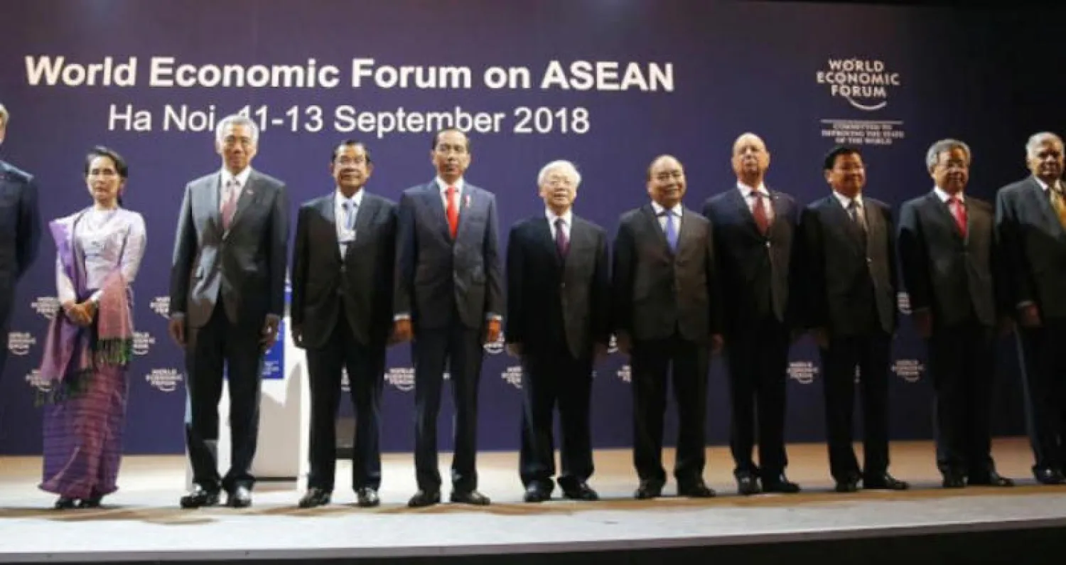 قادة دول ومسؤولون كبار في الجلسة الافتتاحية للمنتدى الاقتصادي العالمي في هانوي (أ. ب)