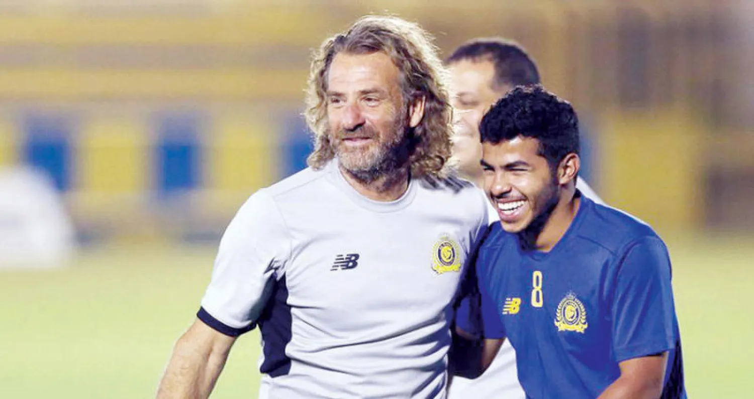 كارينيو يمازح الشهري خلال تدريب النصر («الشرق الأوسط»)