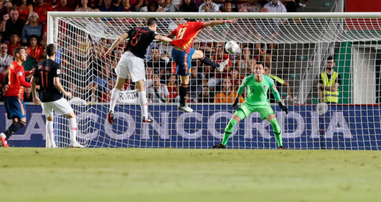ساؤول نجم إسبانيا يقفز ليسجل برأسه هدف الافتتاح لمنتخب بلاده في مرمى كرواتيا (إ.ب.أ)