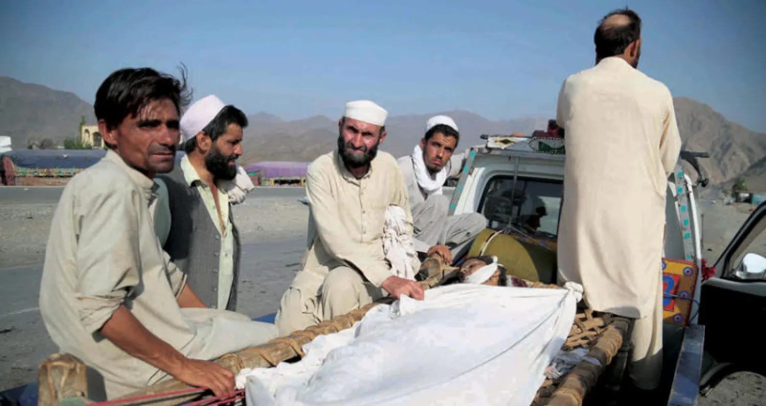 نقل الجرحى من موقع التفجير الانتحاري في جلال آباد إلى المستشفيات القريبة (إ.ب.أ)