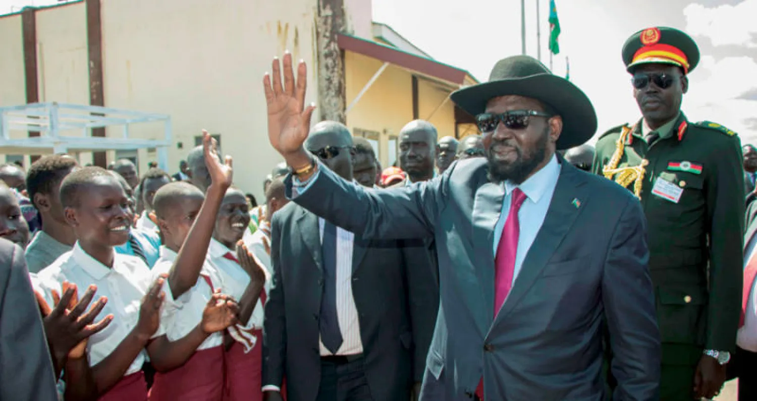 رئيس جنوب السودان سلفا كير يحيي تلاميذ المدارس الذين قدموا لاستقباله أمس في مطار جوبا (أ.ف.ب)