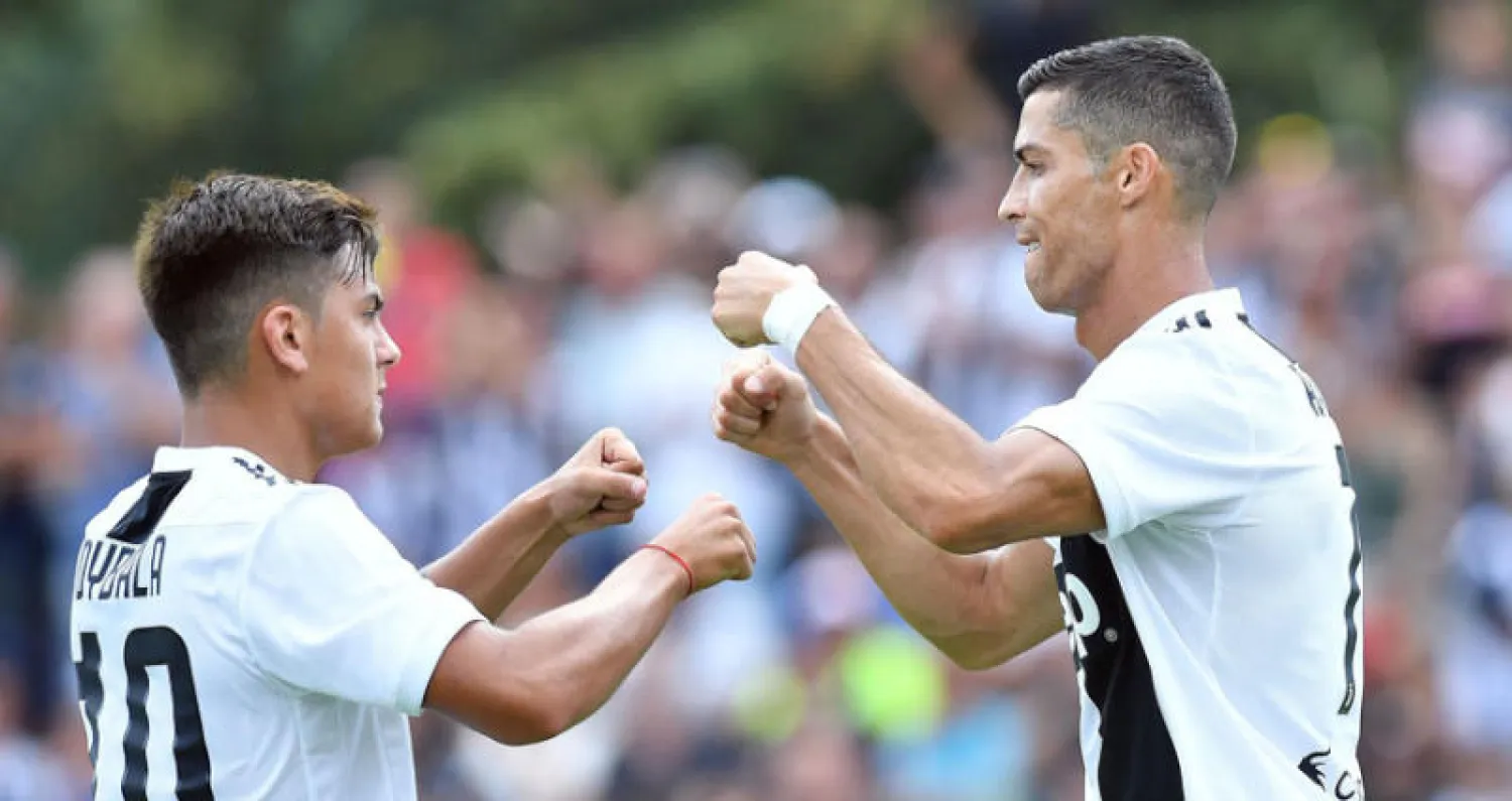 ديبالا (يسار) يأمل اللعب بجوار رونالدو في هجوم يوفنتوس (إ.ب.أ)