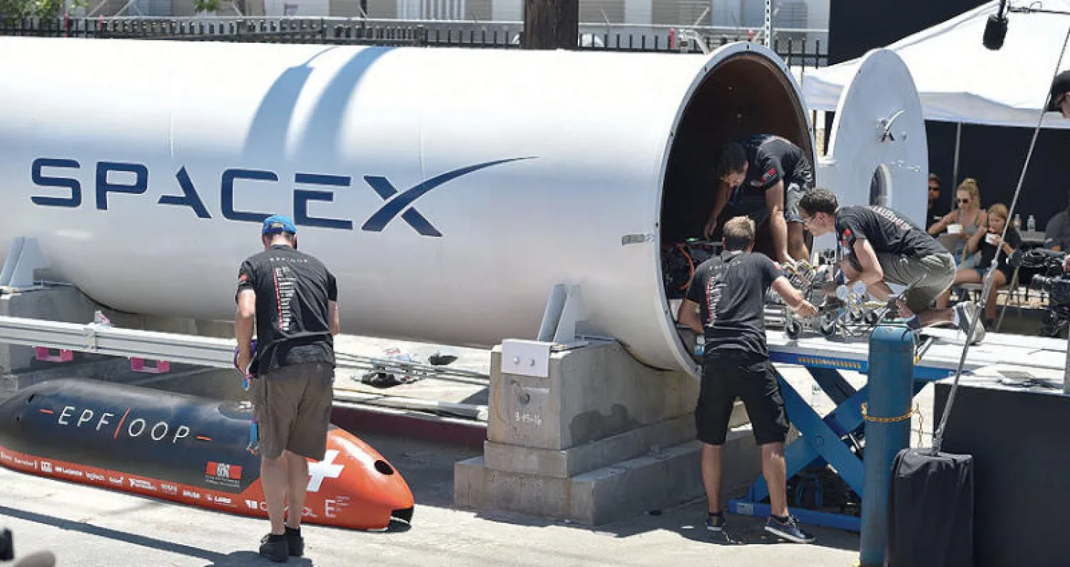 «سبيس إكس» تعتزم إطلاق أول رحلة سياحية لـ{جولة» حول القمر