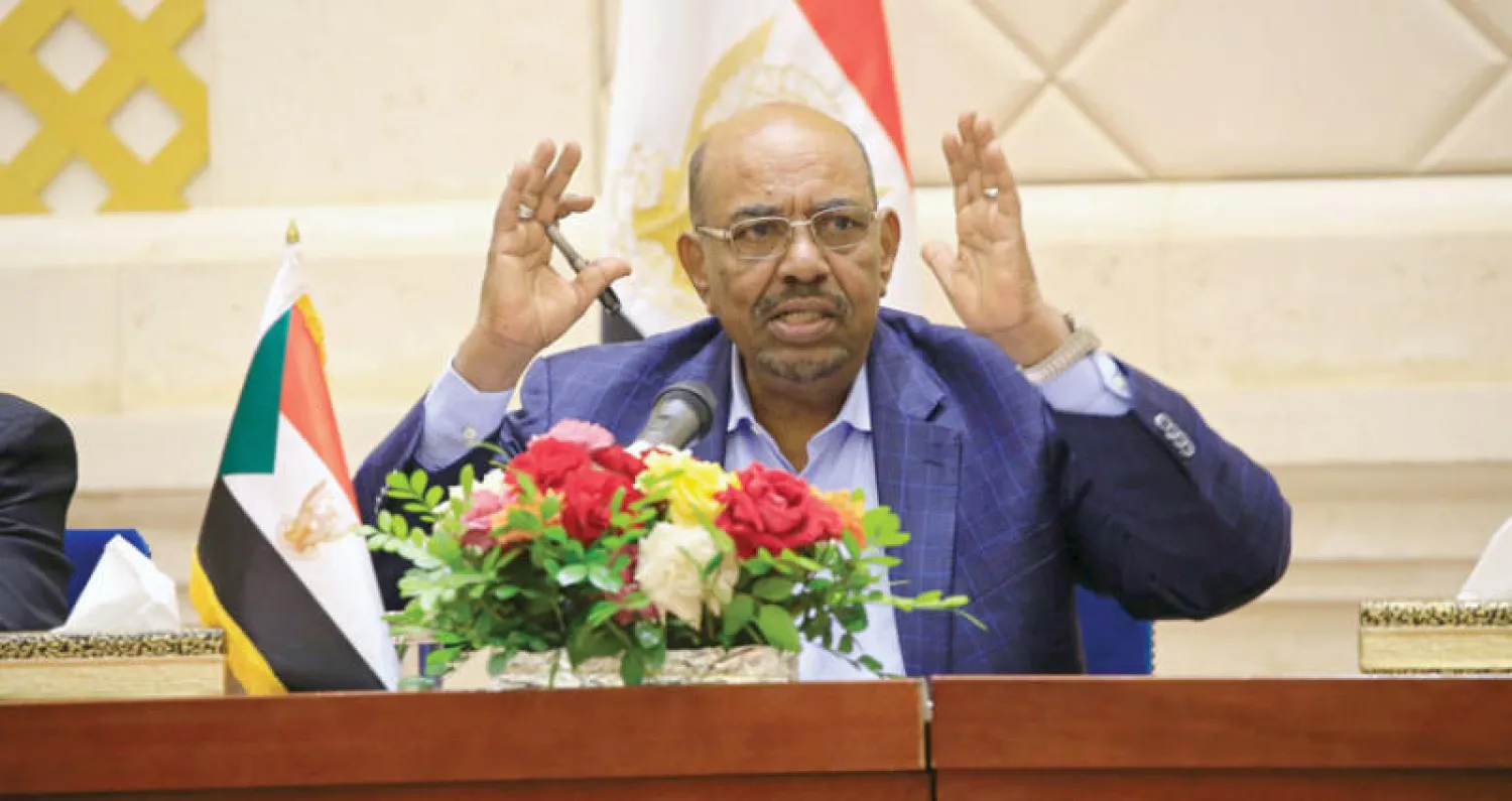 الرئيس السوداني عمر حسن البشير في مؤتمر صحافي (رويترز)