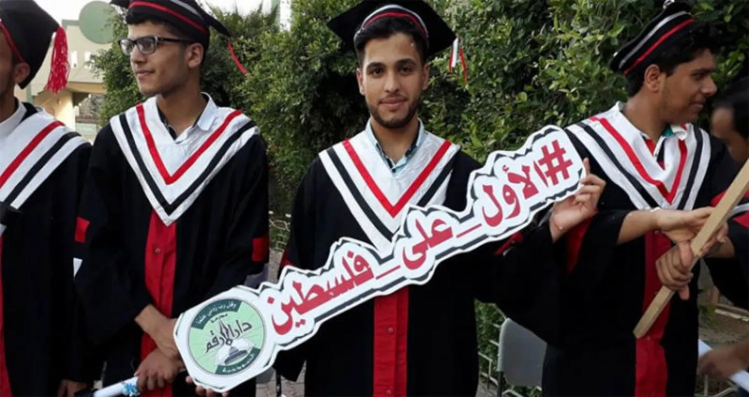 طلاب من مدرسة «دار الأرقم» يكرمون في حفل للتخرج.