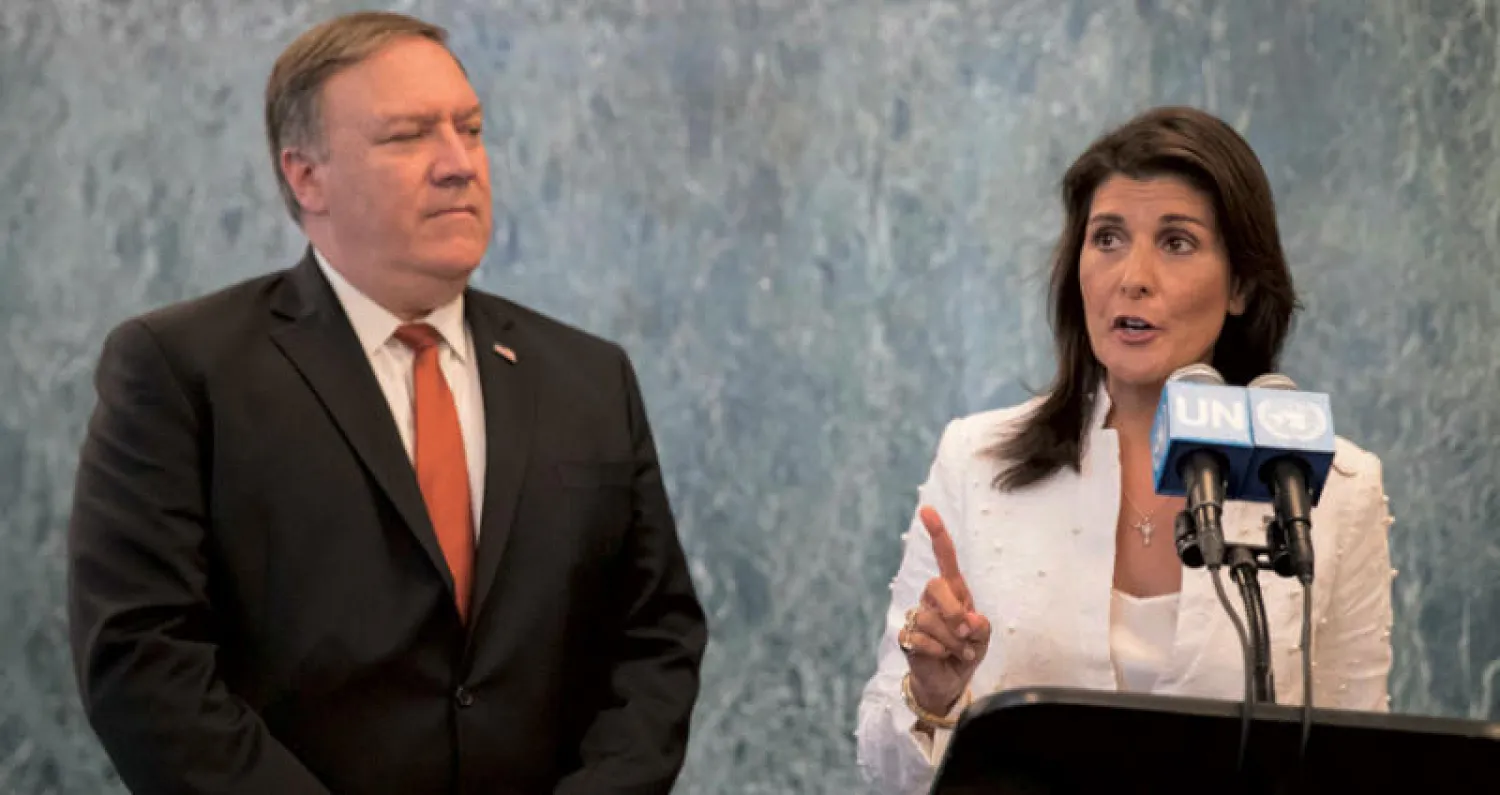 وزير الخارجية الأمريكي مايك بومبيو مع السفيرة الأميركية لدى الأمم المتحدة نيكي هيلي (أ.ب)