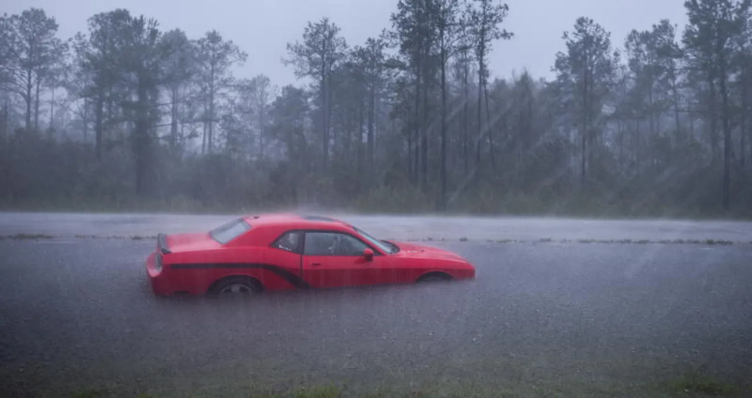 الماء يغمر سيارة في نورث كارولينا (إ.ب.أ)