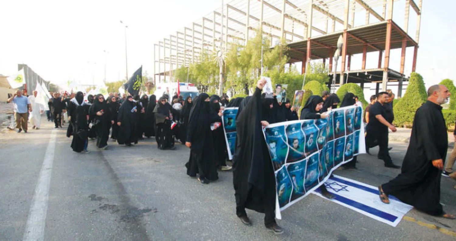 موالون لإيران يتظاهرون ضد حرق قنصليتها في البصرة أول من أمس (أ.ف.ب)