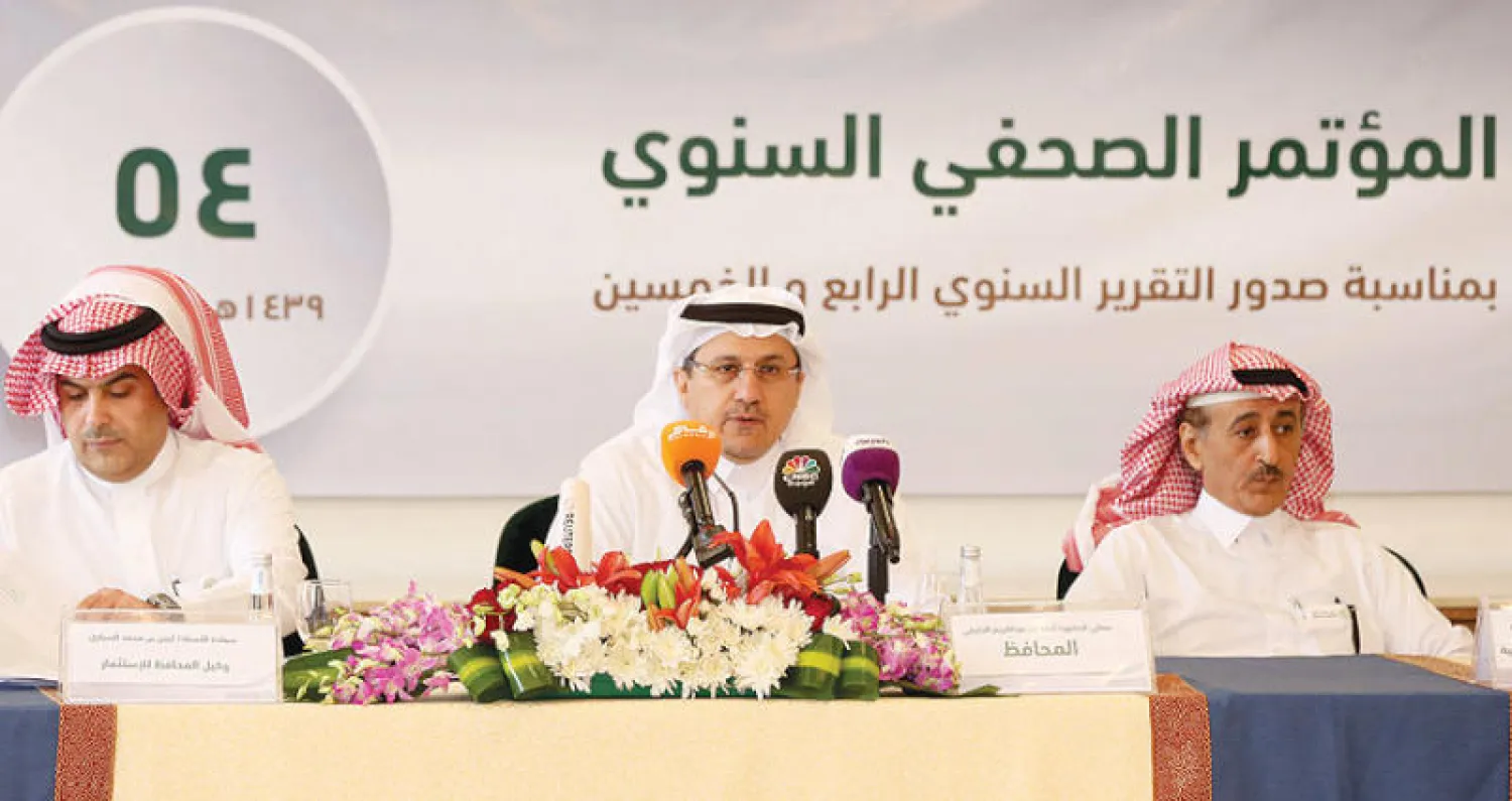 جانب من المؤتمر الصحافي الذي عقده محافظ «ساما» أمس بالرياض (تصوير: سعد الدوسري)