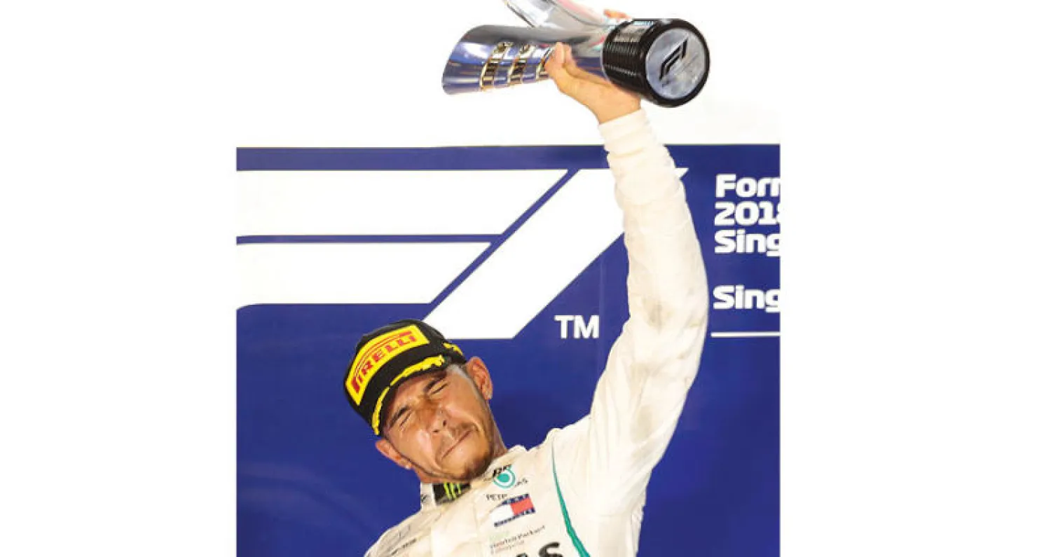 هاميلتون يتوَّج بطلاً في سنغافورة ويعزز صدارته لـ«فورمولا 1»