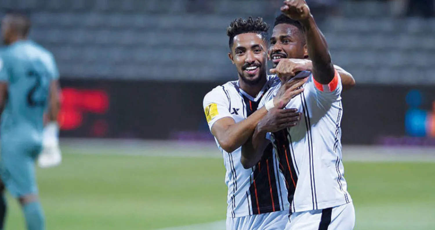 باهبري يحتفل مع الشمراني  بعد الفوز على الفيحاء (المركز الإعلامي بنادي الشباب)