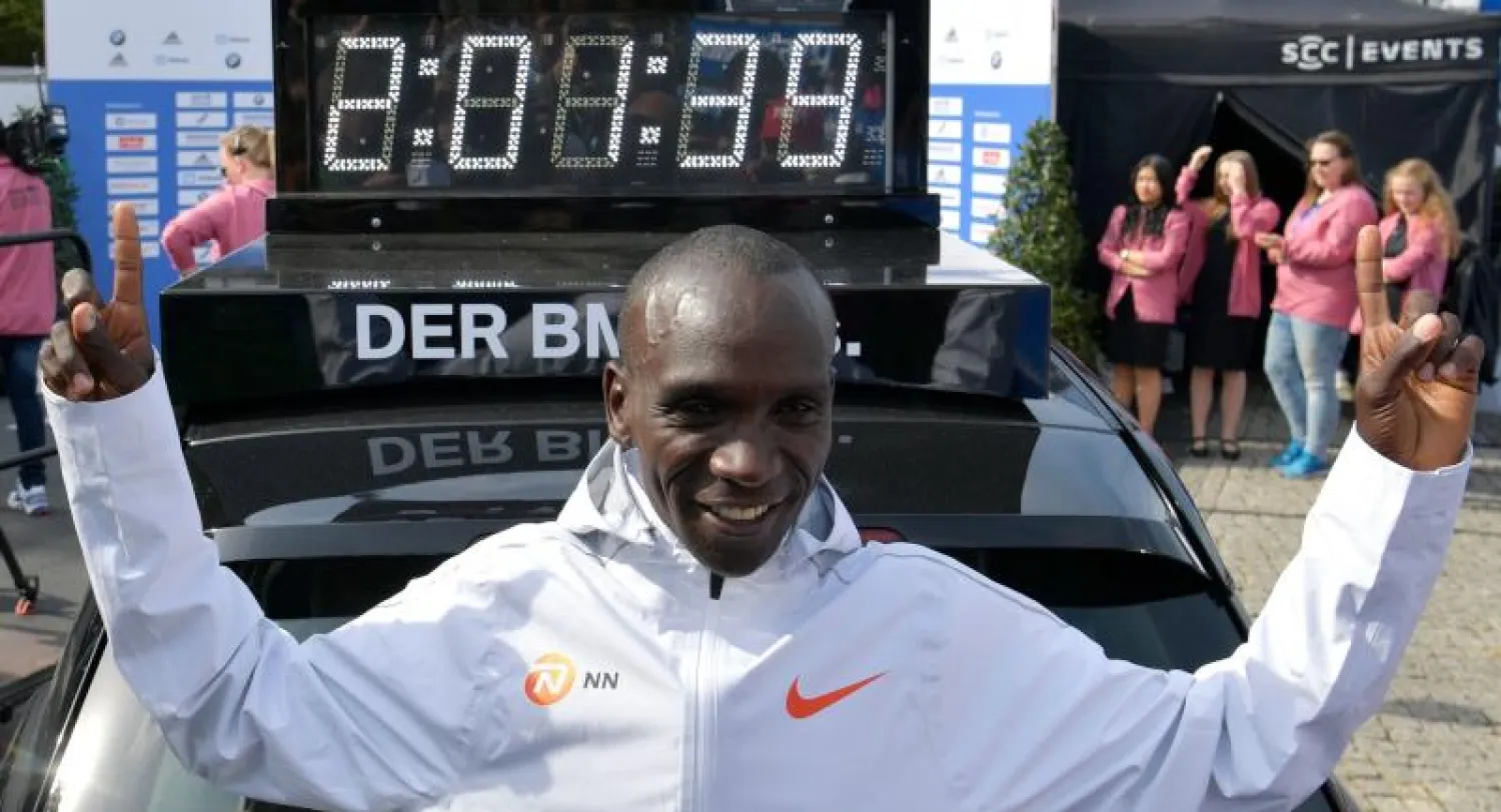 العداء الكيني إيليود كيبتشوجي (رويترز)