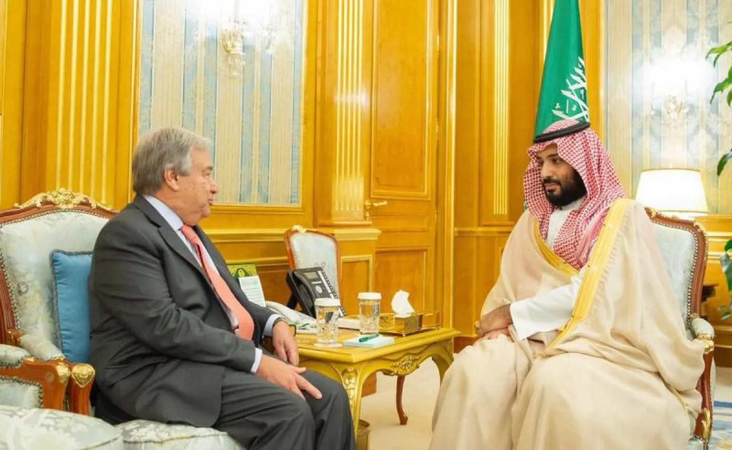 ولي العهد السعودي الأمير محمد بن سلمان لدى لقائه الأمين العام للأمم المتحدة أنطونيو غوتيريش في جدة (واس)