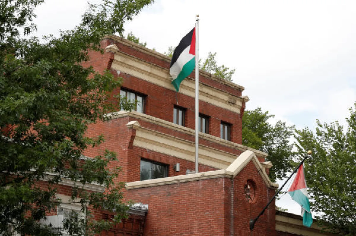 مقر بعثة منظّمة التحرير الفلسطينية بعد قرار  الإدارة الأميركية بإغلاقه (رويترز)