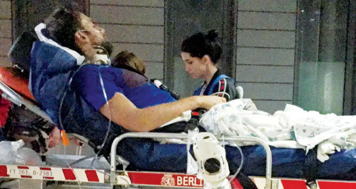 فيرزيلوف لدى نقله إلى برلين الأحد (رويترز)