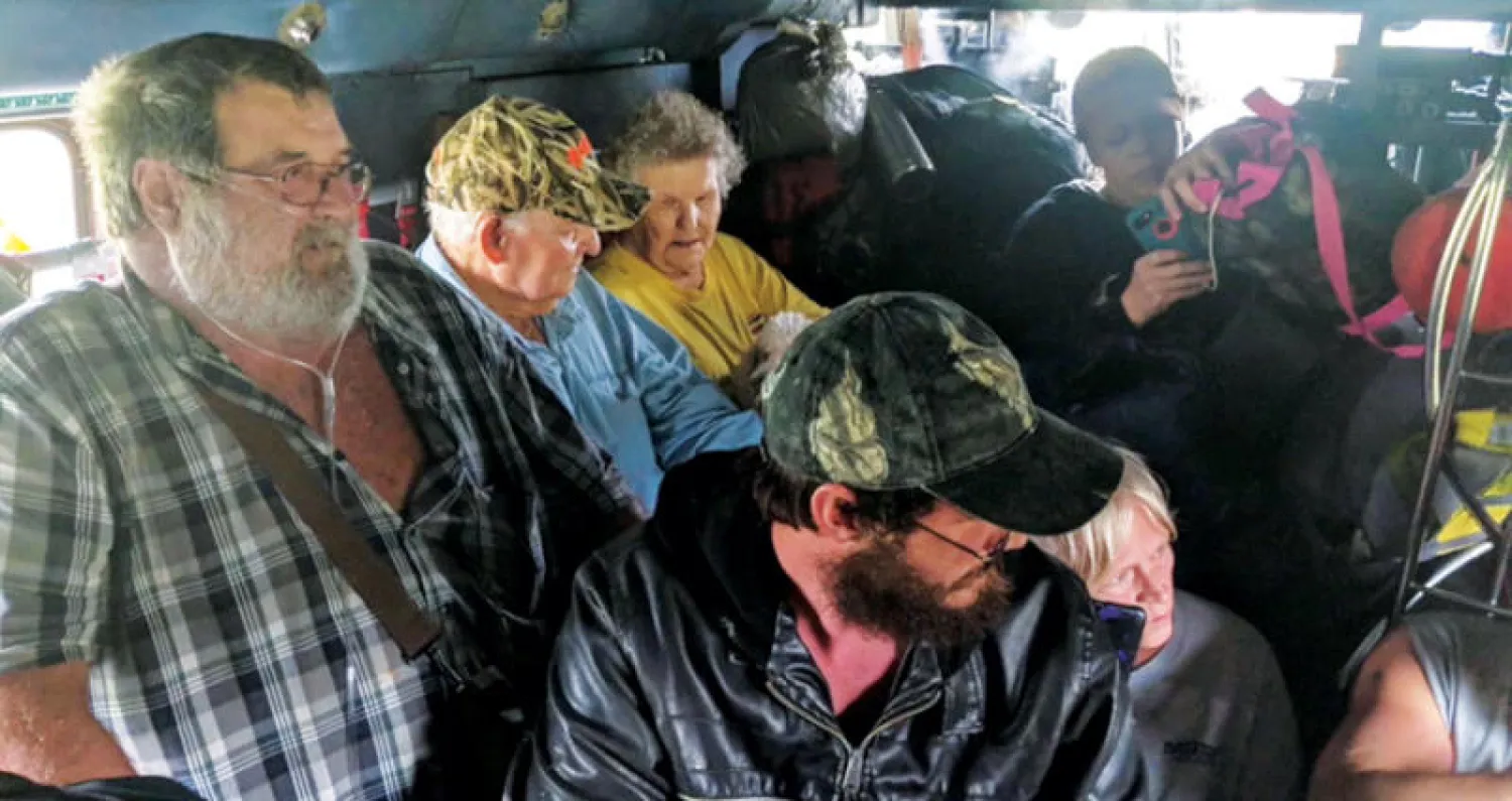 سكان مناطق مهددة بمزيد من الفيضانات أجلتهم مروحية عسكرية في نورث كارولاينا (رويترز)