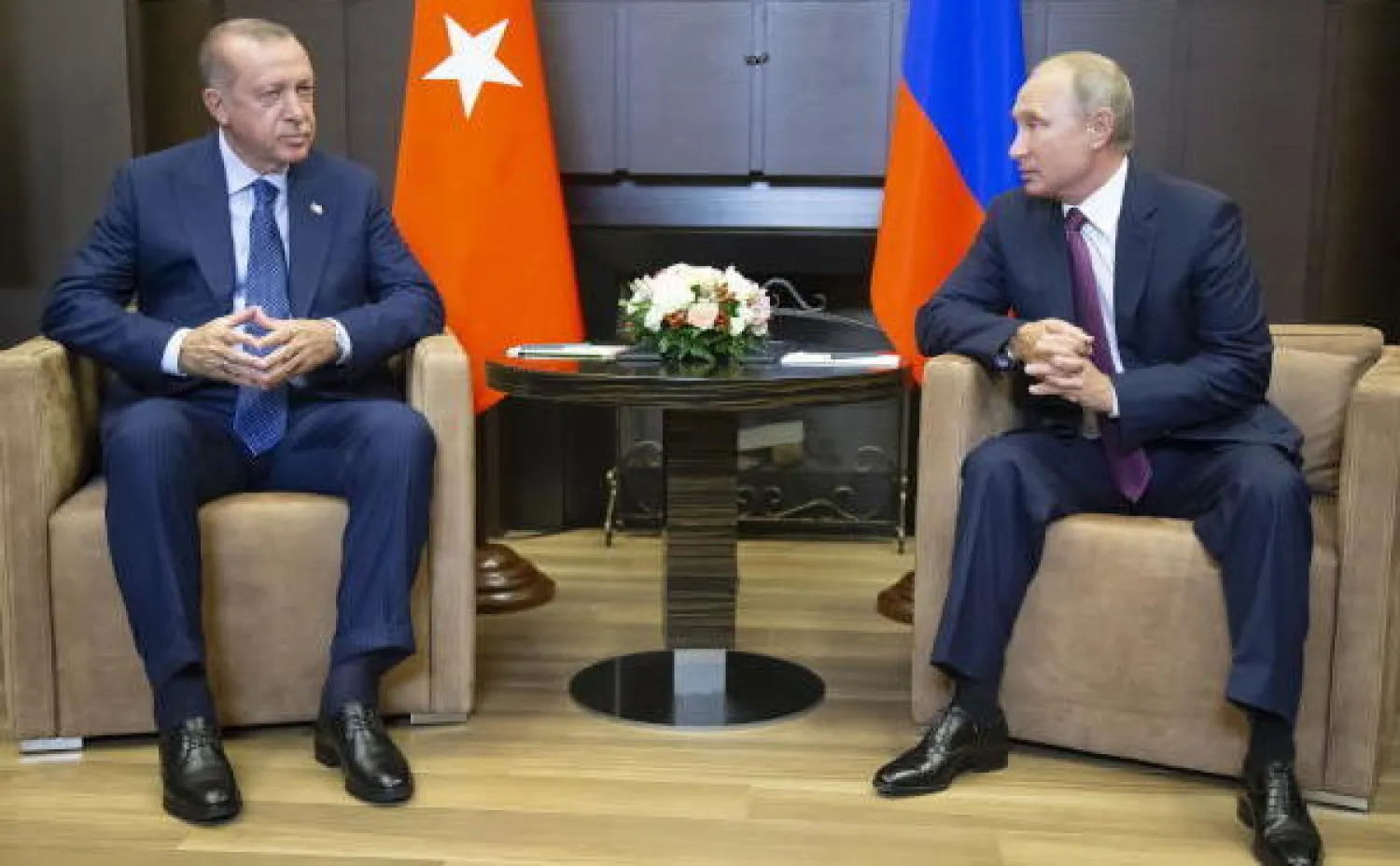 الرئيس الروسي فلاديمير بوتين ونظيره التركي رجب طيب إردوغان خلال اجتماعهما في سوتشي (إ.ب.أ)