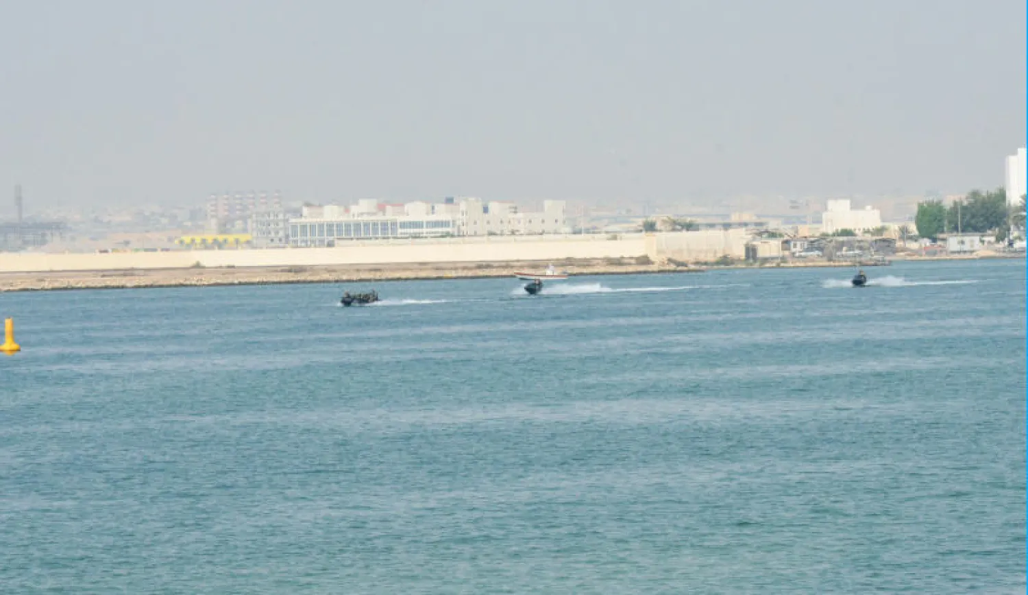 جانب من التمرين الذي نفذته سرية حماية السواحل في وحدة العمليات الخاصة بالحرس الوطني البحريني (بنا)