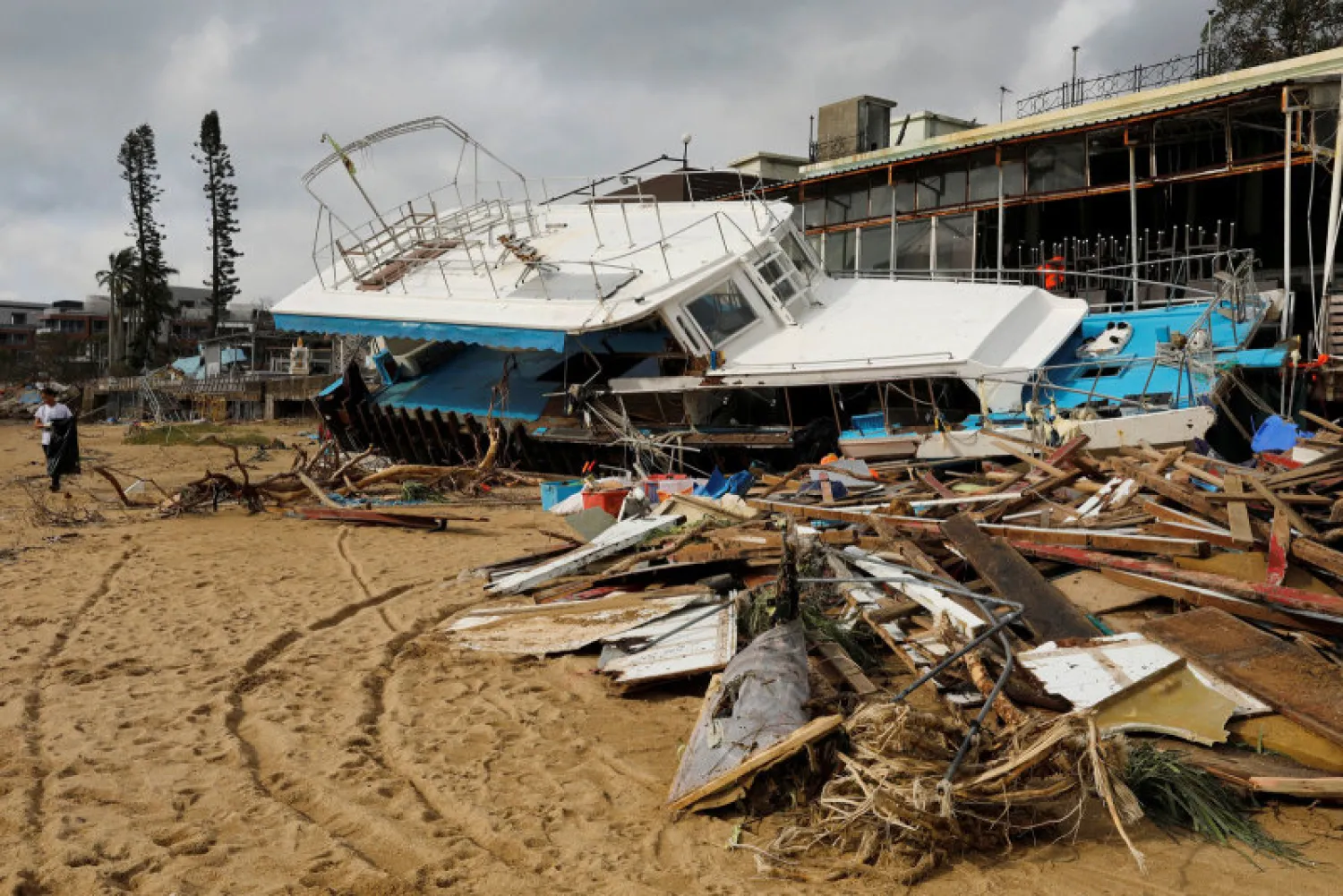 قوة الإعصار دفعت بسفينة الى الشاطئ (رويترز)