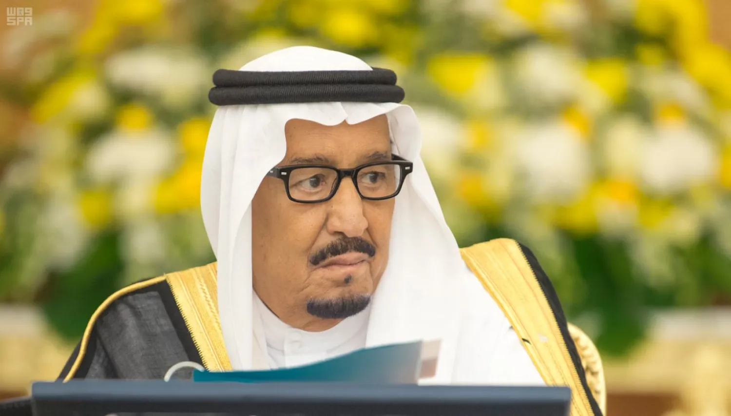 King Salman bin Abdulaziz chairs a cabinet session in Jeddah. (SPA)