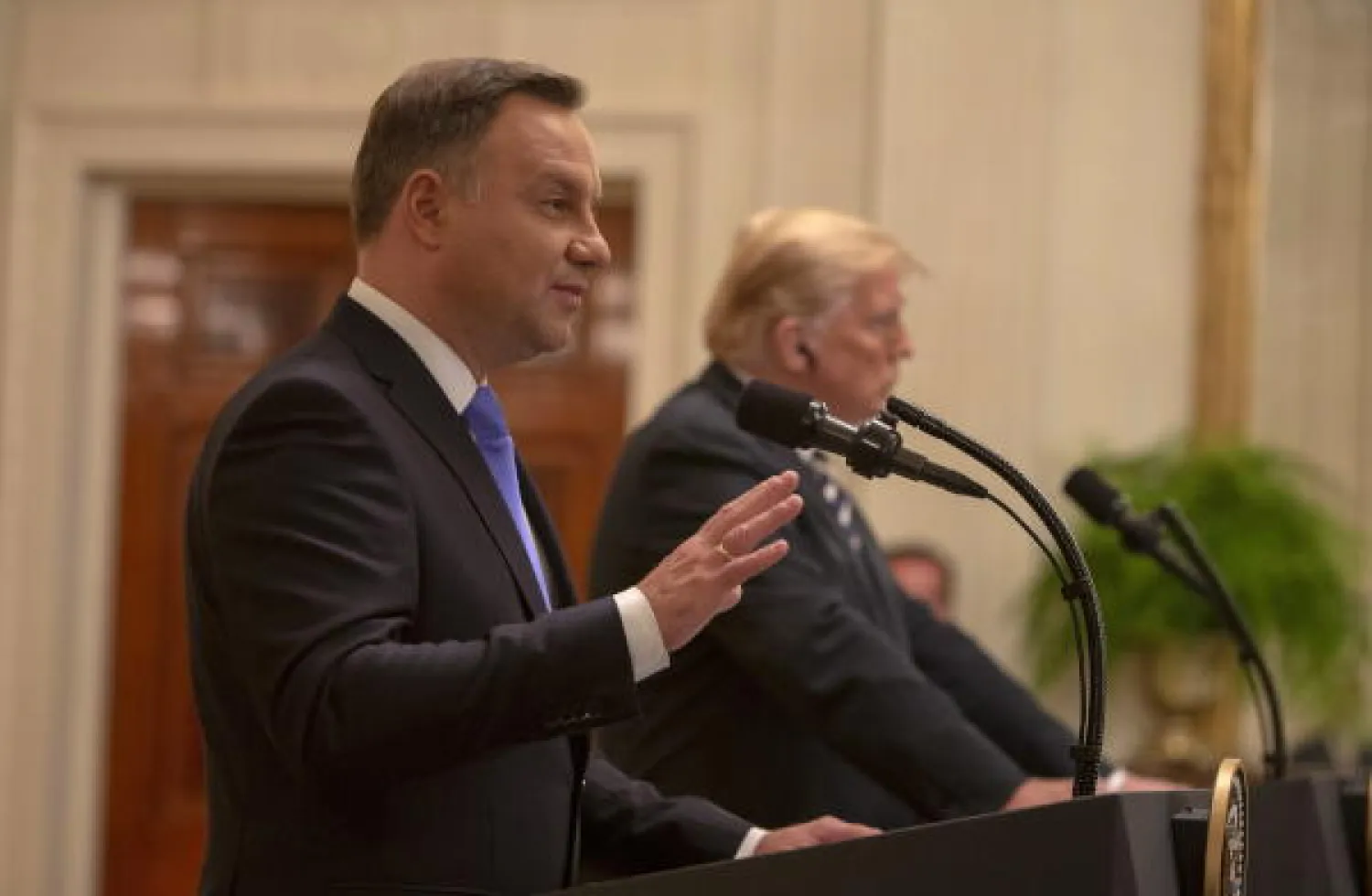 ترمب خلال مؤتمر صحافي مع الرئيس البولندي أندريه دودا (إ.ب.أ)