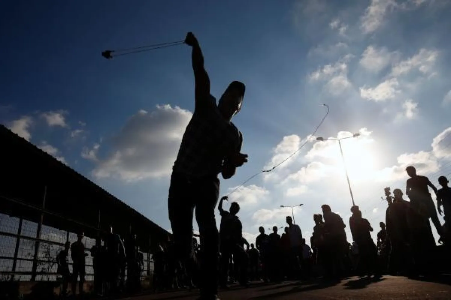 متظاهر فلسطيني  قرب السياج الفاصل في غزة (ا.ف.ب)