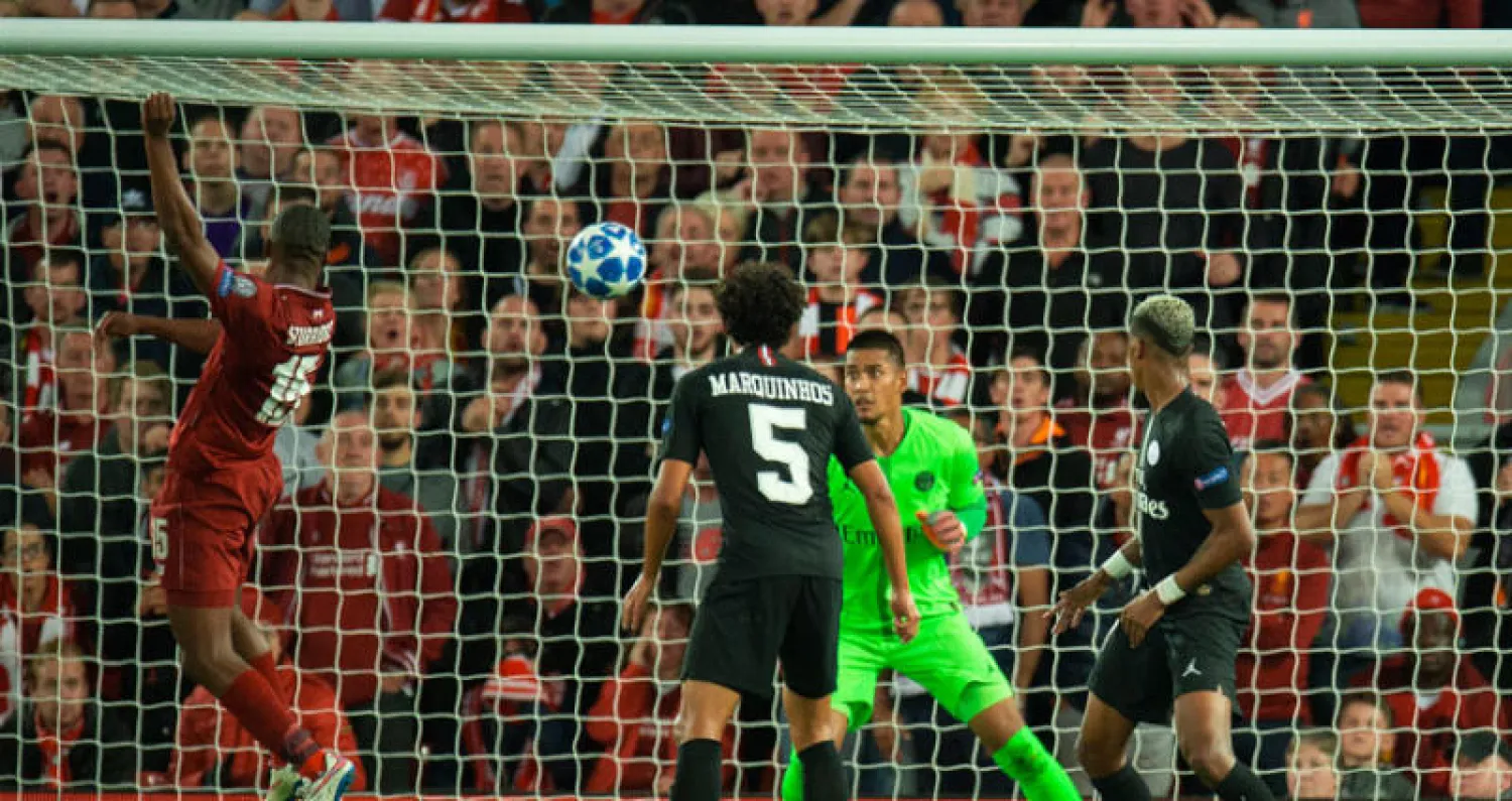 ستوريدج مهاجم ليفربول (يسار) يسجل برأسه في مرمى سان جيرمان (إ.ب.أ)