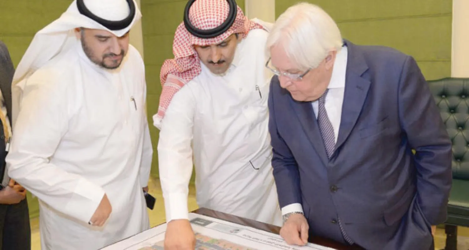 السفير آل جابر لدى لقائه غريفيث في الرياض أمس