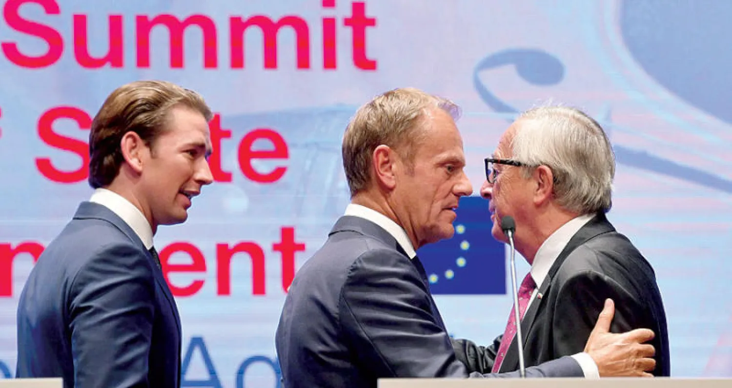 من اليسار المستشار النمساوي ورئيس المجلس الأوروبي ورئيس المفوضية الأوروبية (أ.ف.ب)