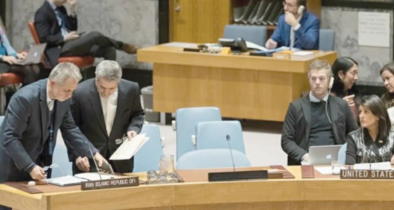 السفيرة الأميركية لدى الأمم المتحدة والسفير الإيراني على هامش اجتماع حول الاحتجاجات الإيرانية في يناير الماضي (أ.ب)