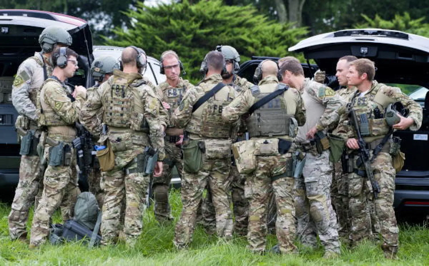 عملاء من مكتب التحقيقات الفيدرالي يستعدون للانطلاق في البحث عن مسلحين فروا من موقع إطلاق النار في ولاية ماريلاند الأميركية (إ.ب.أ)