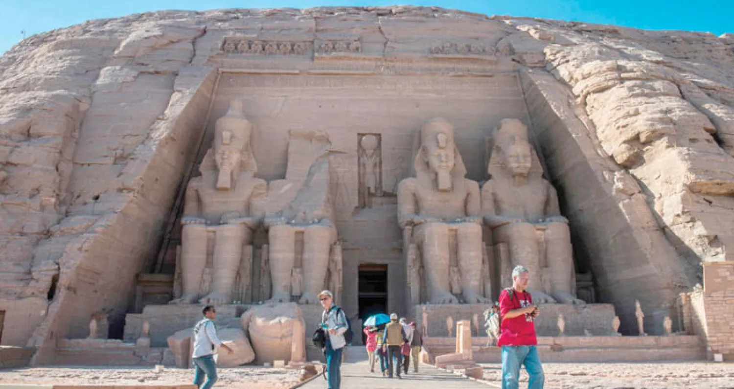 السياح يزورون معبد أبو سمبل في موقعه الجديد على ارتفاع 64 متراً من موقعه الأصلي (أ.ف.ب)