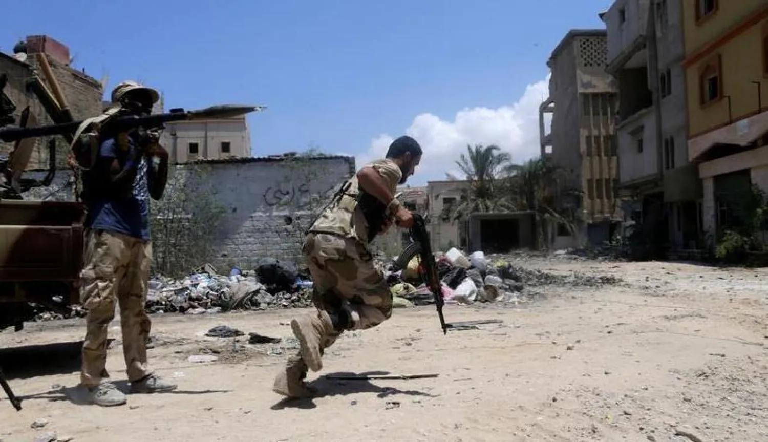 عنصران من الأمن الليبي خلال اشتباكات سابقة بالعاصمة (أرشيفية - رويترز)