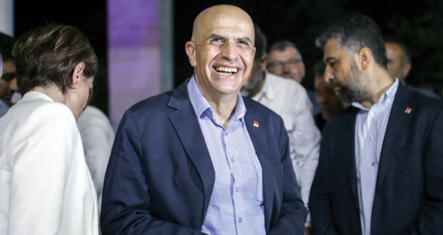 نائب حزب الشعب الجمهوري أكبر أحزاب المعارضة عن مدينة إسطنبول الصحافي أنيس بربر أوغلو بعد الإفراج عنه (أ.ب)