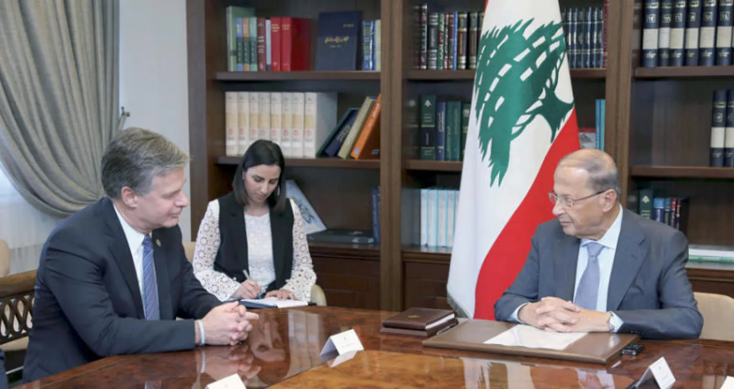 الرئيس عون مستقبلا مدير مكتب التحقيقات الفيديرالي الأميركي كريستوفر راي في قصر بعبدا أمس (أ.ب)