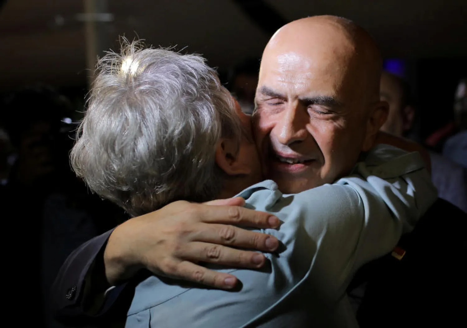 النائب التركي المعارض أنيس بربر أوغلو مع زوجته بعد الإفراج عنه من سجنه قرب اسطنبول (رويترز)