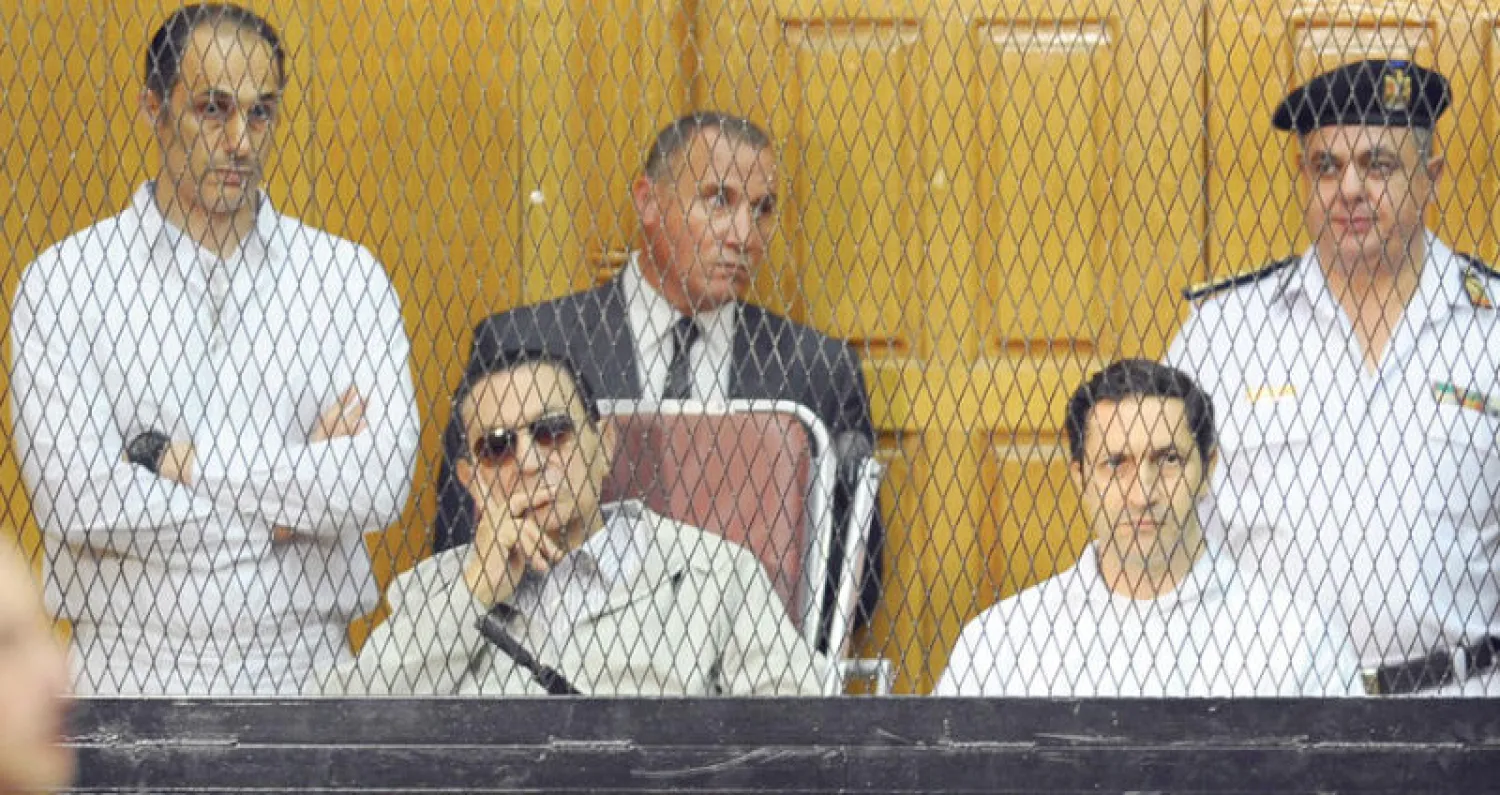 الرئيس المصري الأسبق حسني مبارك ونجلاه جمال وعلاء في المحكمة سبتمبر 2012 - أرشيف (أ.ب)