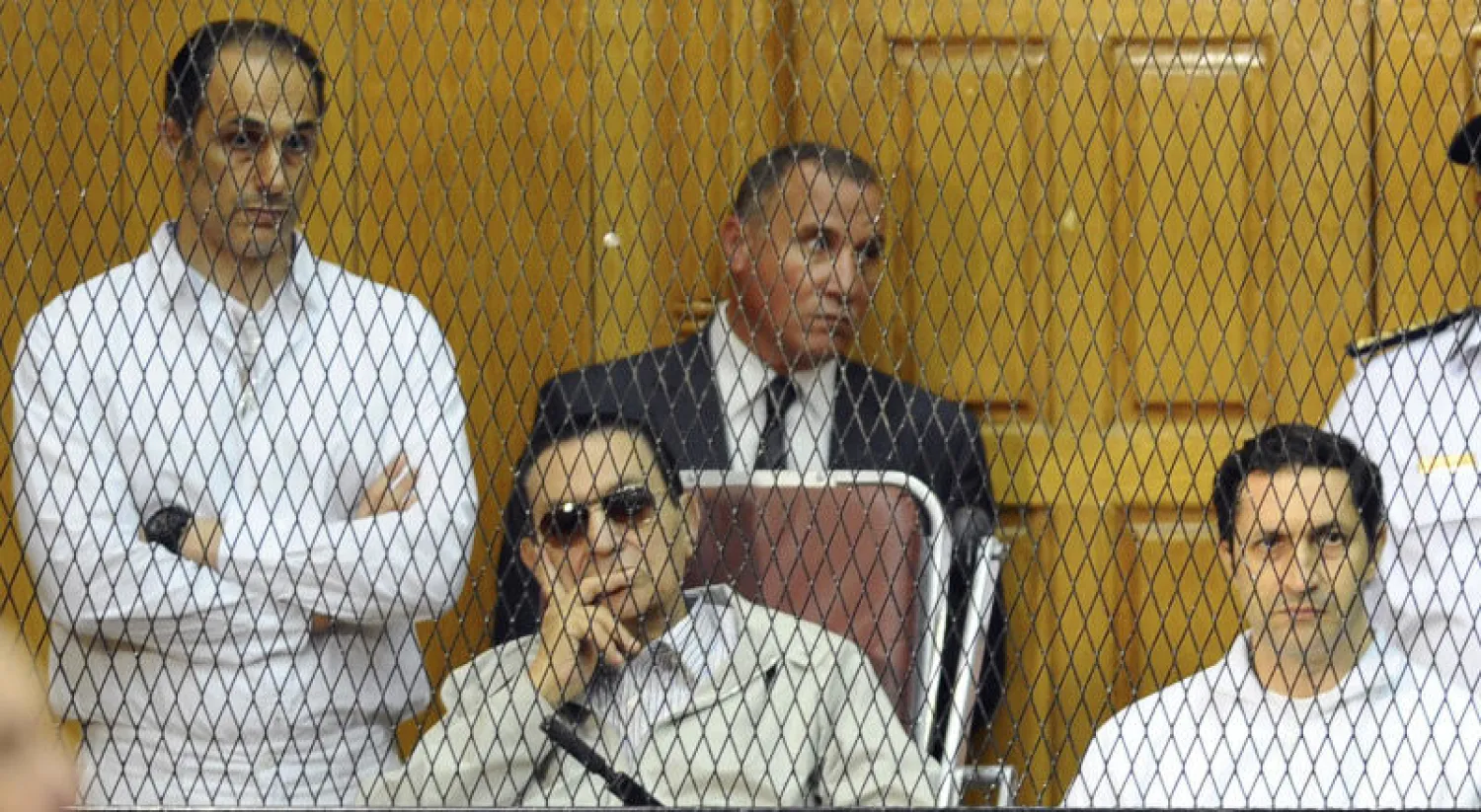 مبارك ونجلاه خلال مثولهم أمام محكمة مصرية في سبتمبر (أيلول) 2013 - أرشيفية (أ.ب)