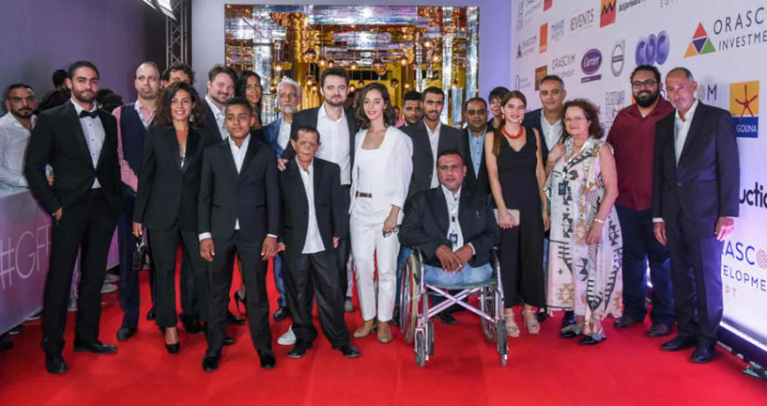 صناع فيلم «يوم الدين» بعد عرضه أمام حضور مهرجان «الجونة» السينمائي في مصر (أ.ف.ب)