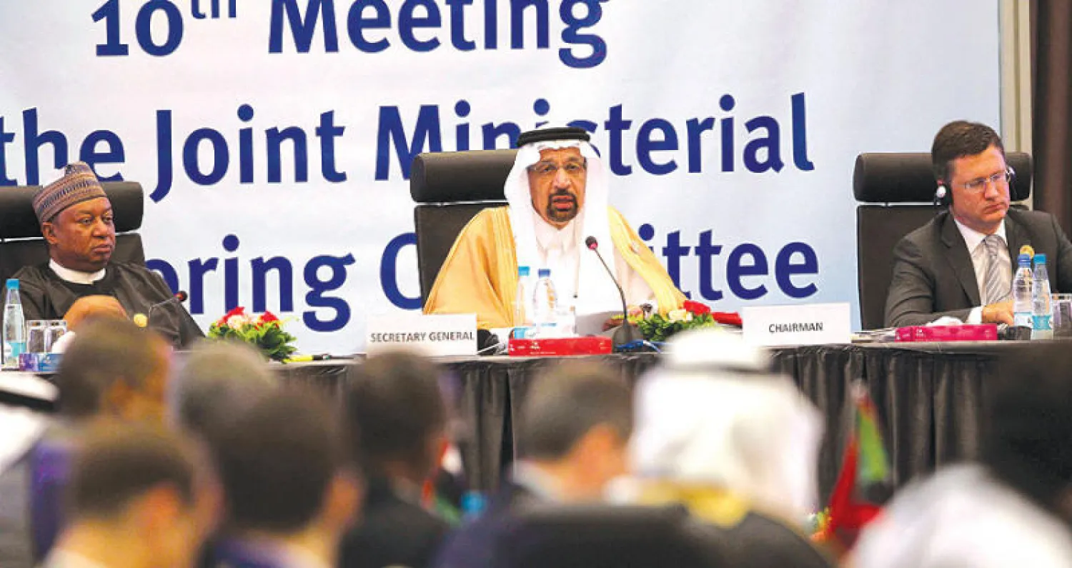 وزير الطاقة السعودي خالد الفالح خلال كلمته في اجتماع لجنة المتابعة الوزارية المشتركة بين دول منظمة «أوبك» وشركائها في الجزائر أمس (أ.ب)