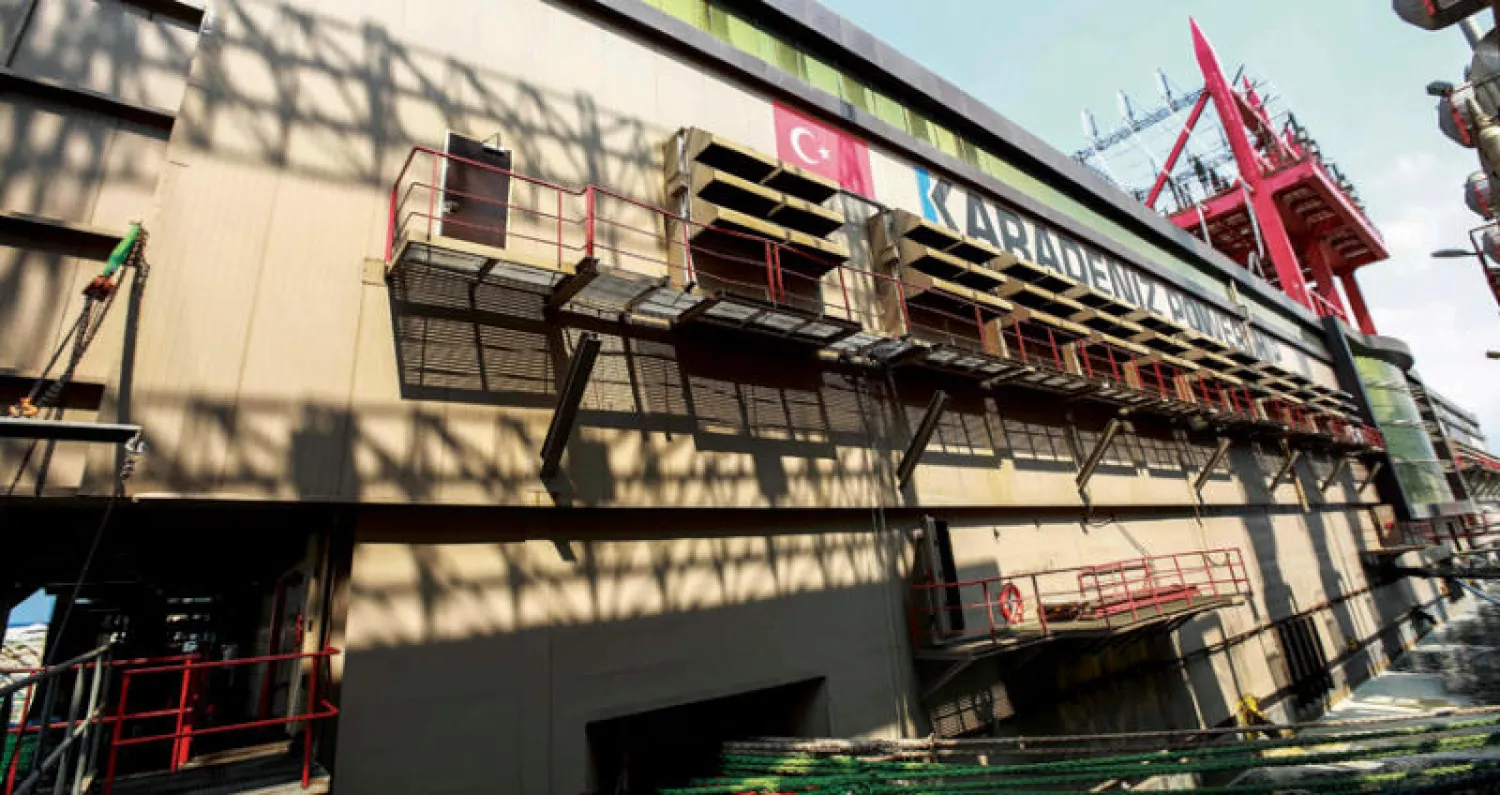 السفينة التركية «فاطمة غل سلطان» أمام بلدة «ذوق مصباح» تمد بعض مناطق لبنان بالكهرباء (أ.ف.ب)