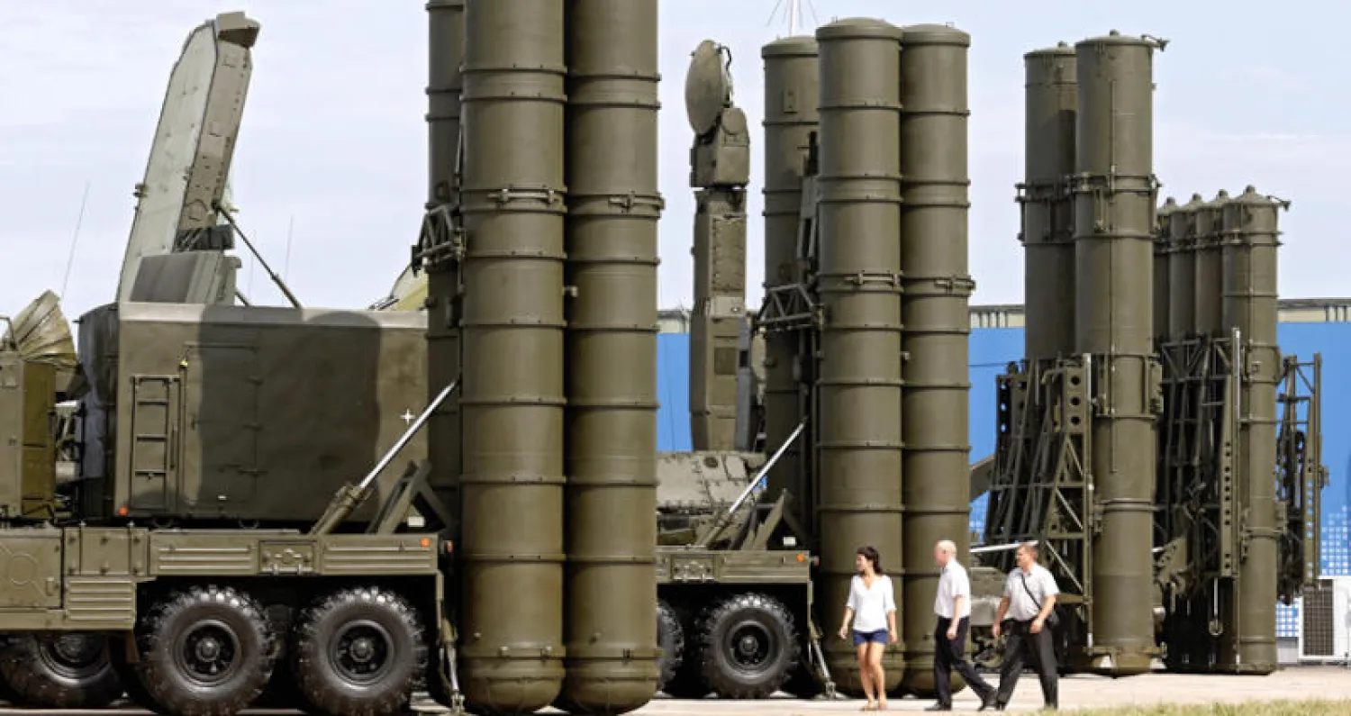 منظومة صواريخ «إس 300» التي ستسلمها موسكو إلى دمشق (إ.ب.أ)