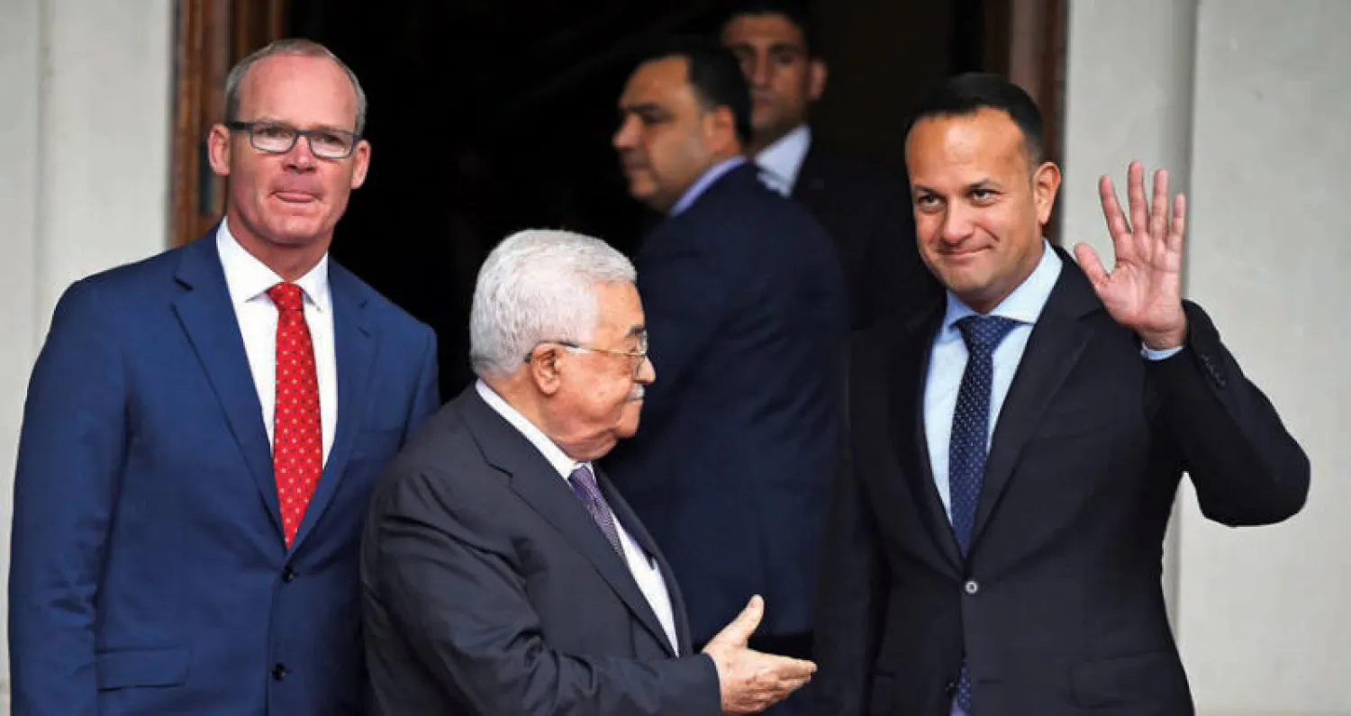 رئيس الوزراء الآيرلندي مرحّباً بالرئيس الفلسطيني في محطته الأخيرة قبل انتقاله إلى نيويورك (رويترز)