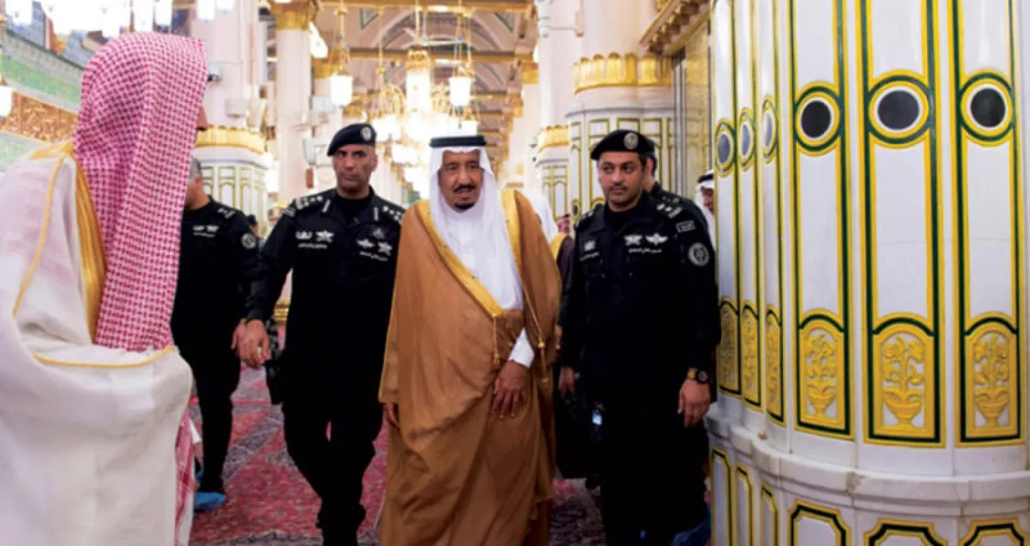 خادم الحرمين الشريفين الملك سلمان بن عبد العزيز في زيارة سابقة للمسجد النبوي الشريف في المدينة المنورة (واس)